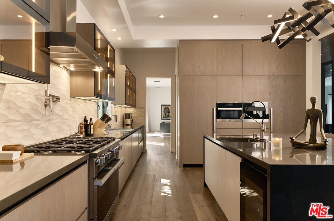 N Bowling Green Way, 90049