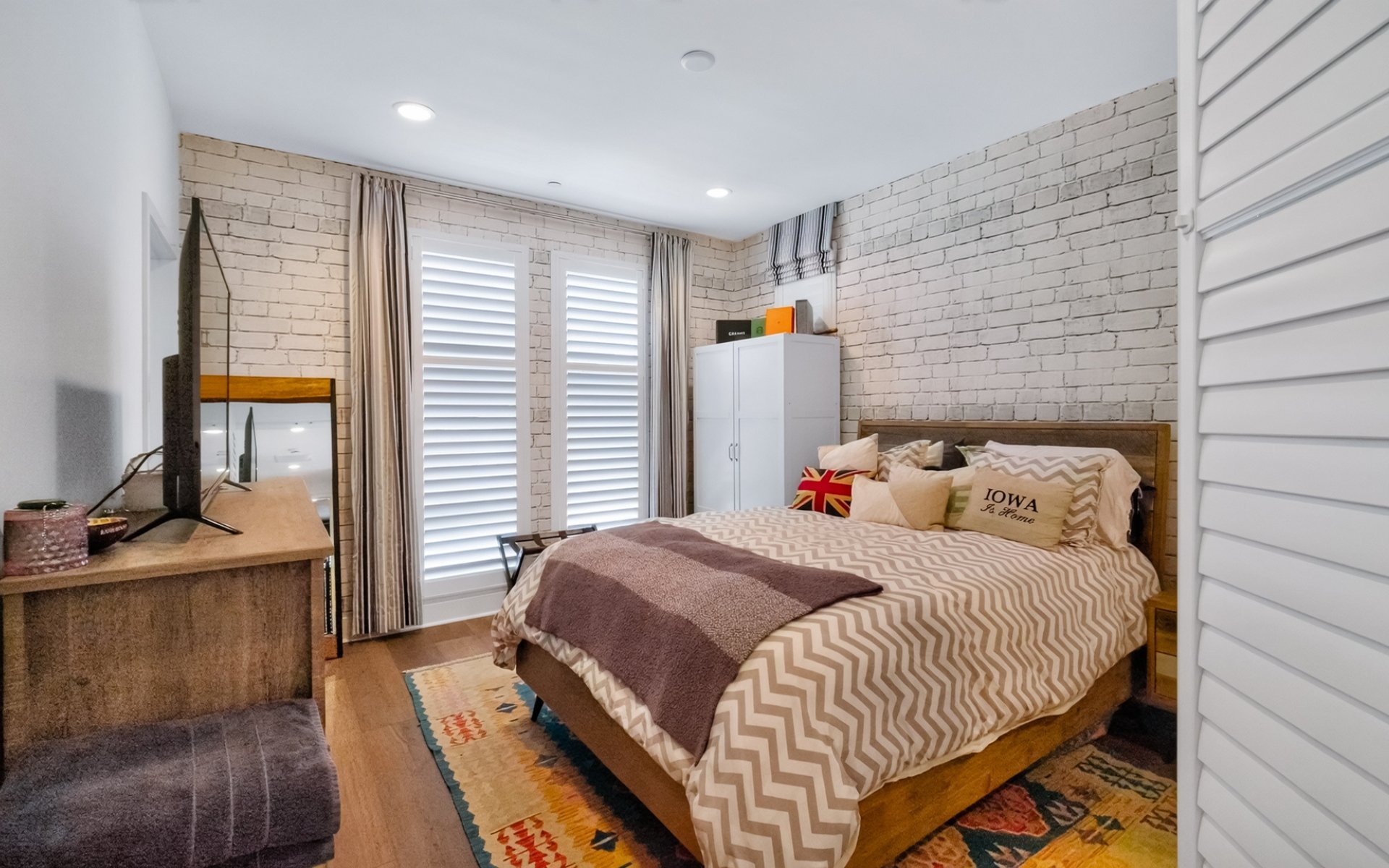 1687 Grand View