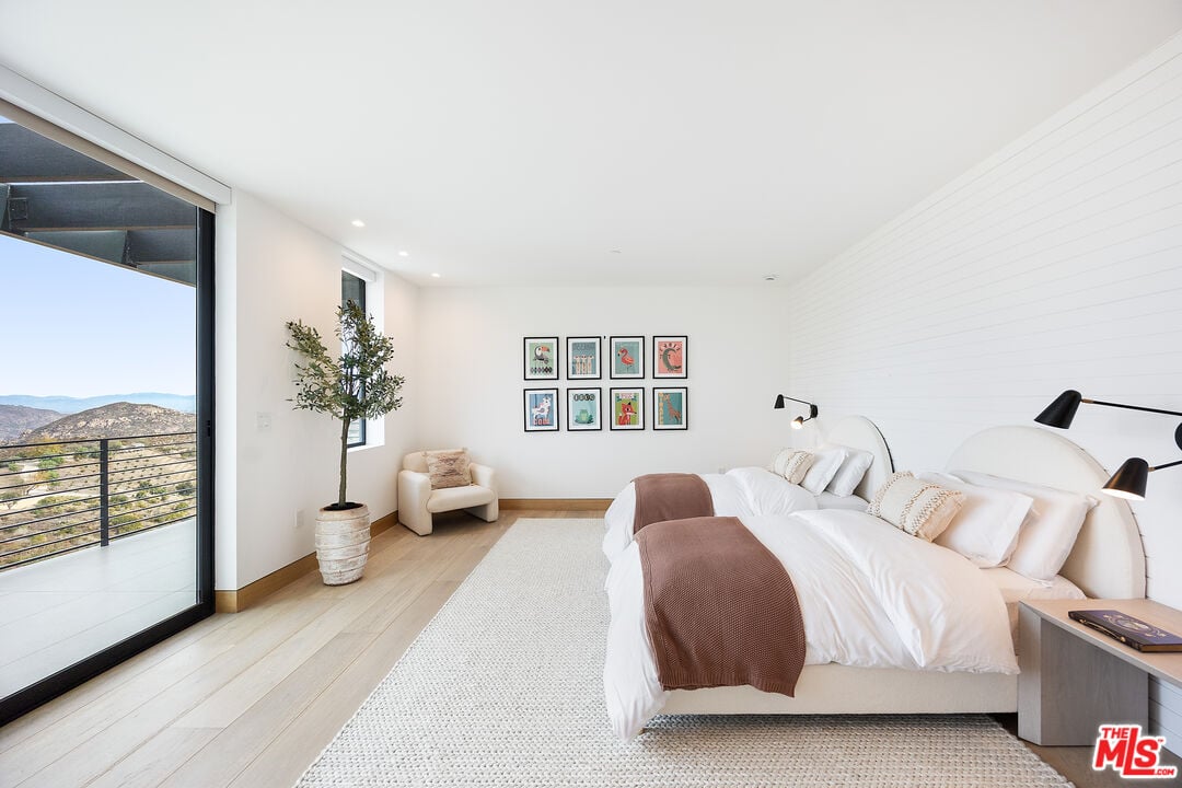 Mulholland Hwy, 90265