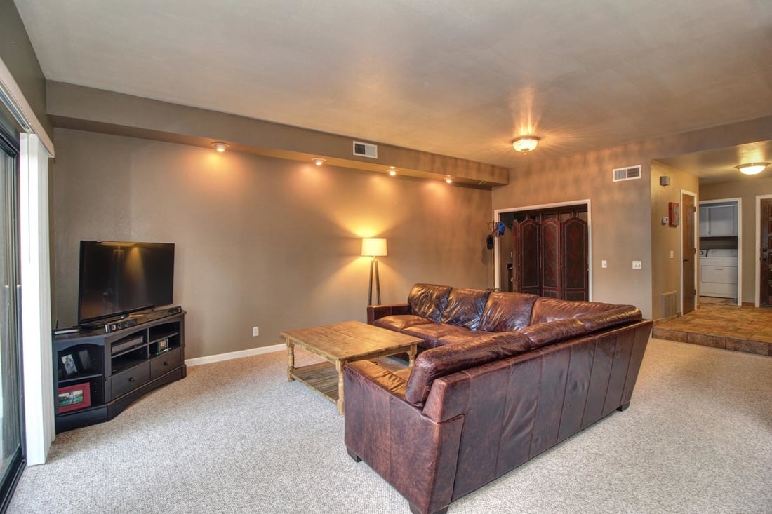 Gorgeous Condo in Popular Exeter Square!