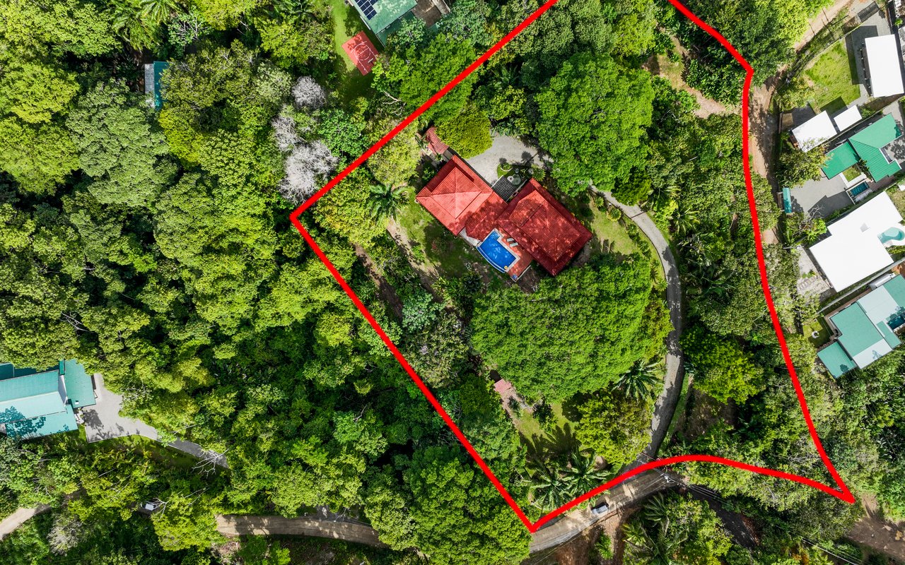 Tropical Getaway with Two Villas and Lush Gardens Near the Heart of Uvita