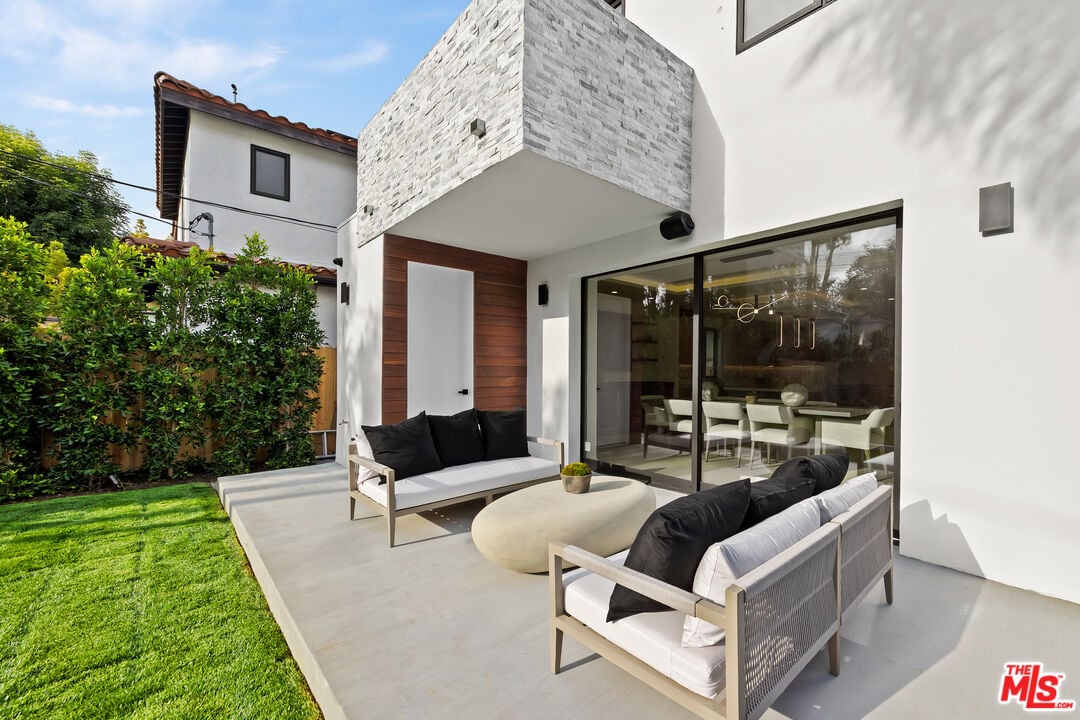 Castle Heights Pl, 90034