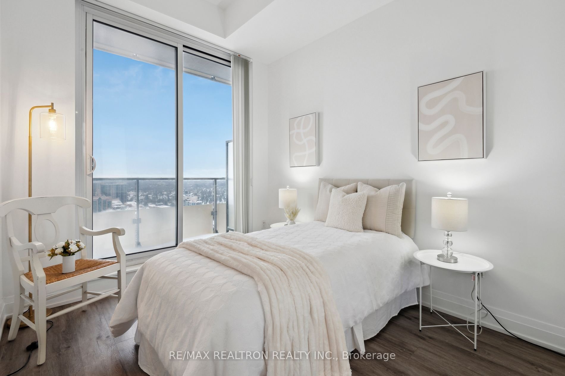 STUNNING, AIRY PENTHOUSE