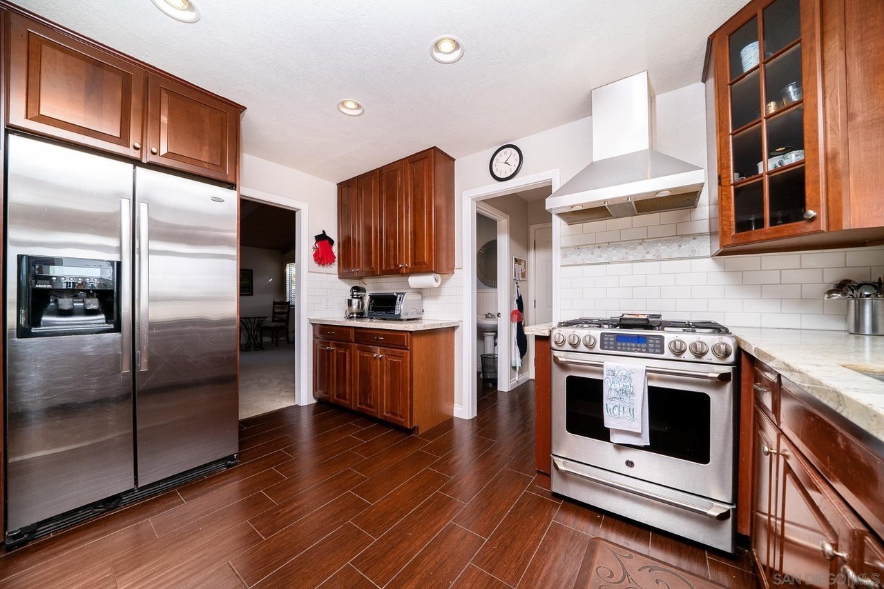 3909 Palomar Dr