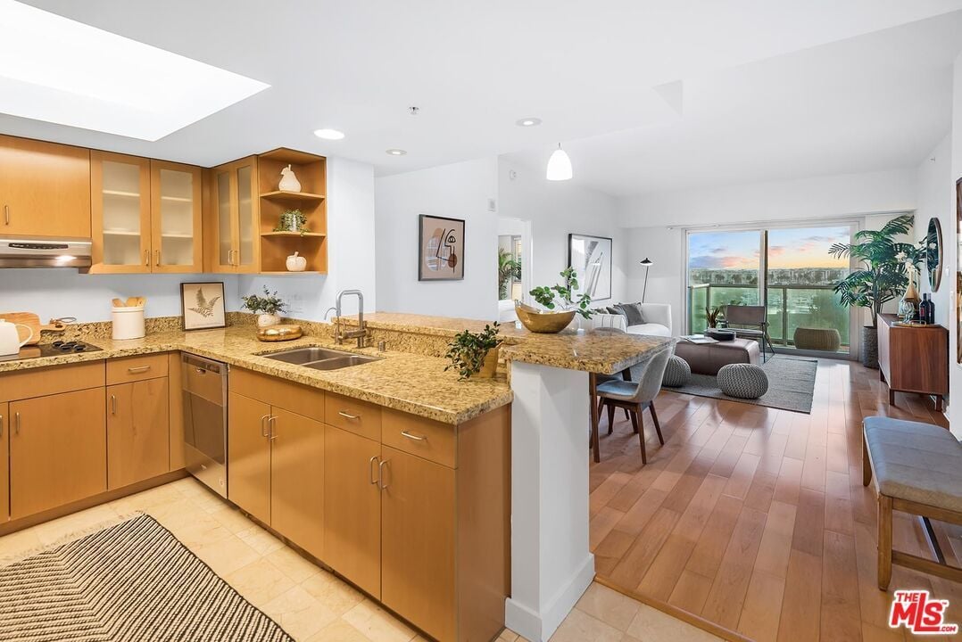 13700 Marina Pointe Dr #916