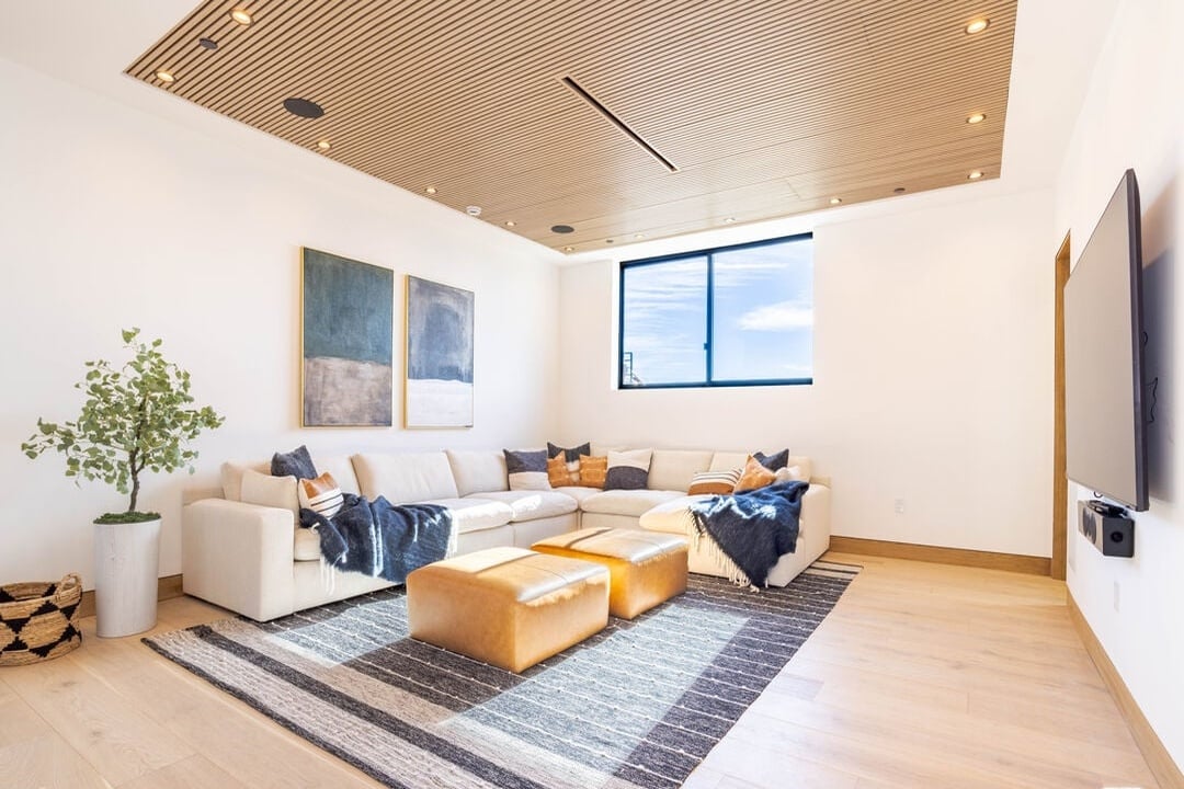 Mulholland Hwy, 90265