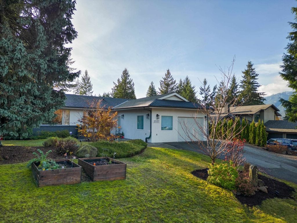 2537 Jura Cres