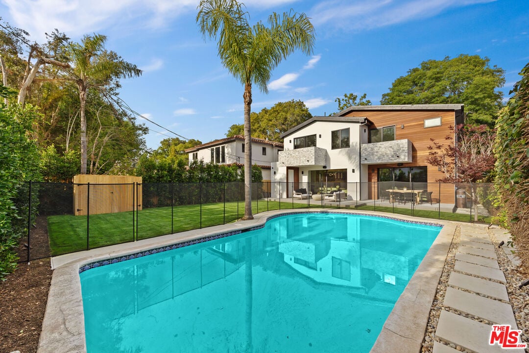 Castle Heights Pl, 90034