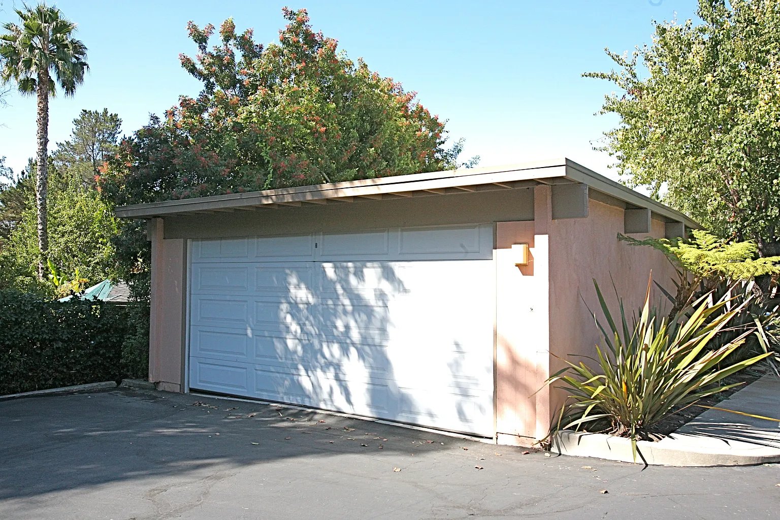 561 N La Cumbre Rd