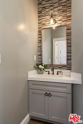 5860 Carolus Dr