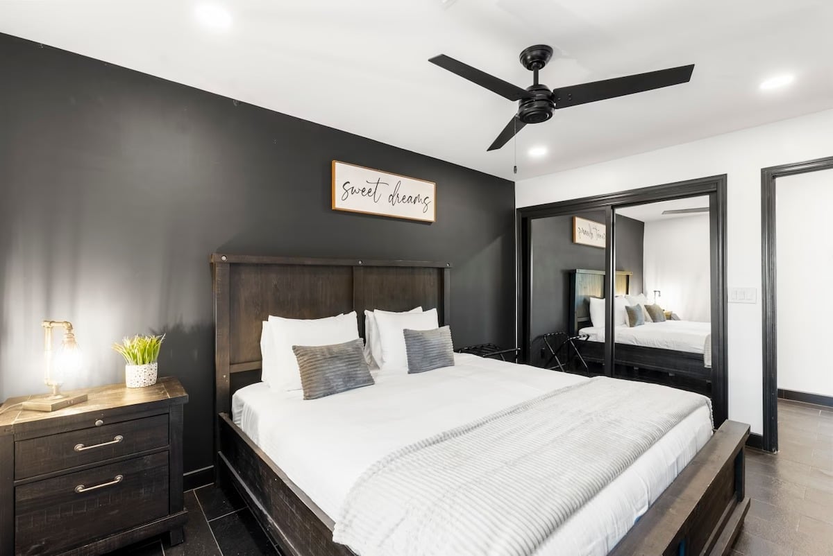 Phoenix Luxury! Pickleball | Free Heated Pool | Hot Tub