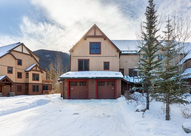 Red Hawk Lodge & Townhomes
