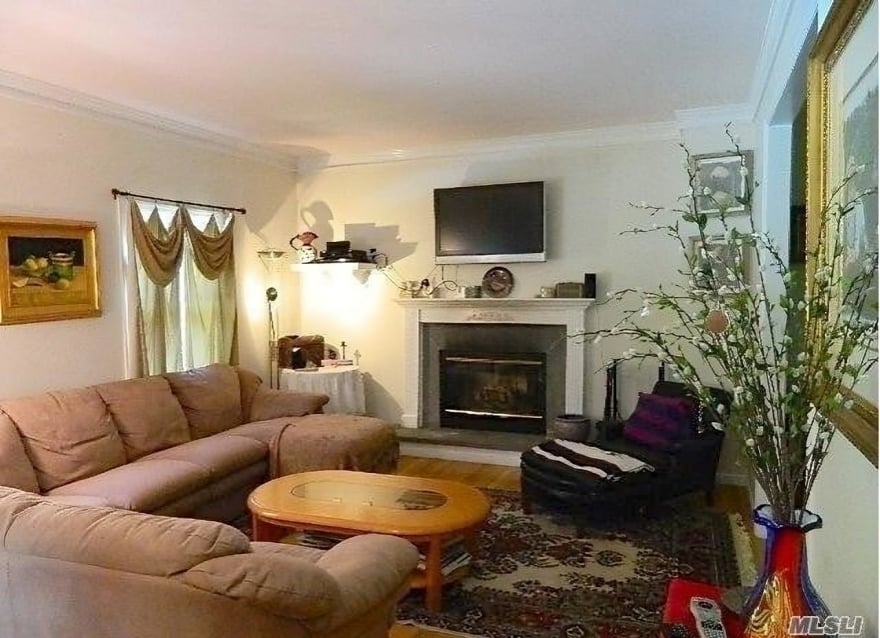 8 Ridge Blvd