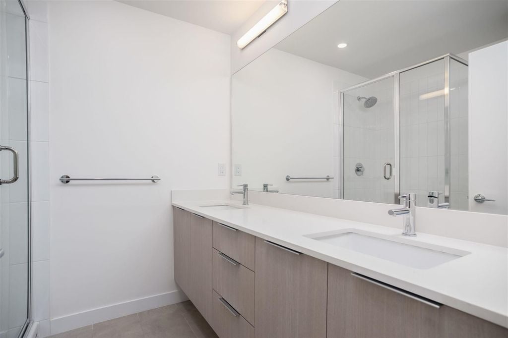 4292 Wolf Wy, #33