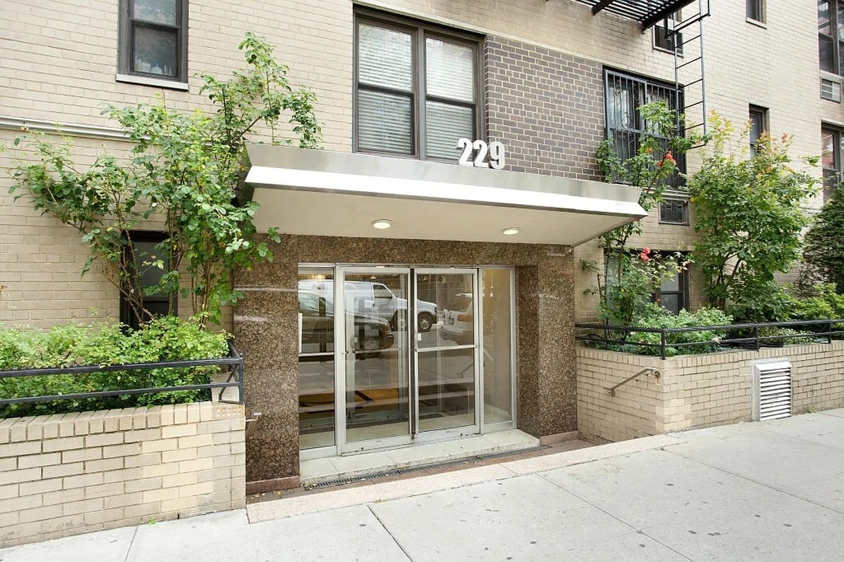 229 E 28th St #5C