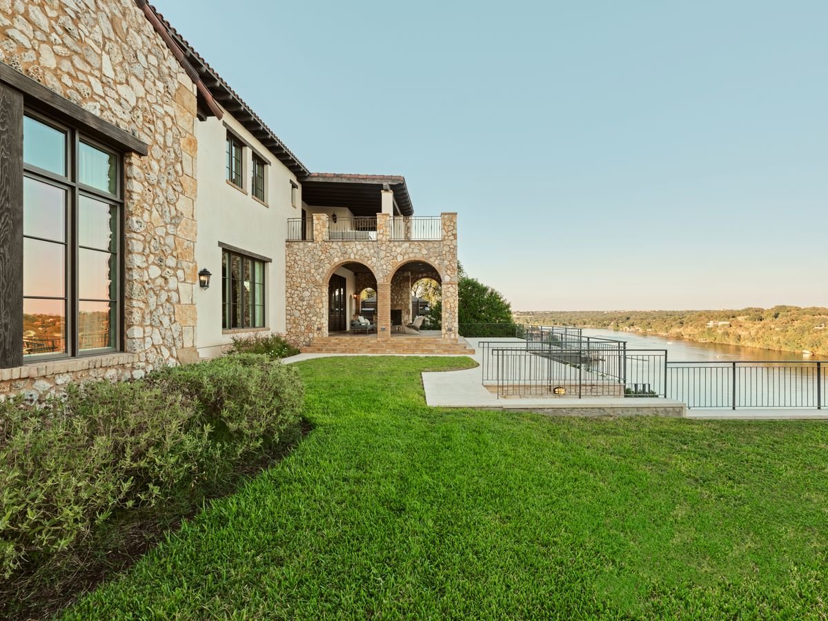 Lakeshore Horizon: Waterfront Villa with Lake & City Views