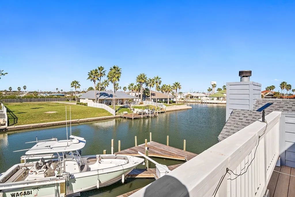 112 Dolphin Ct