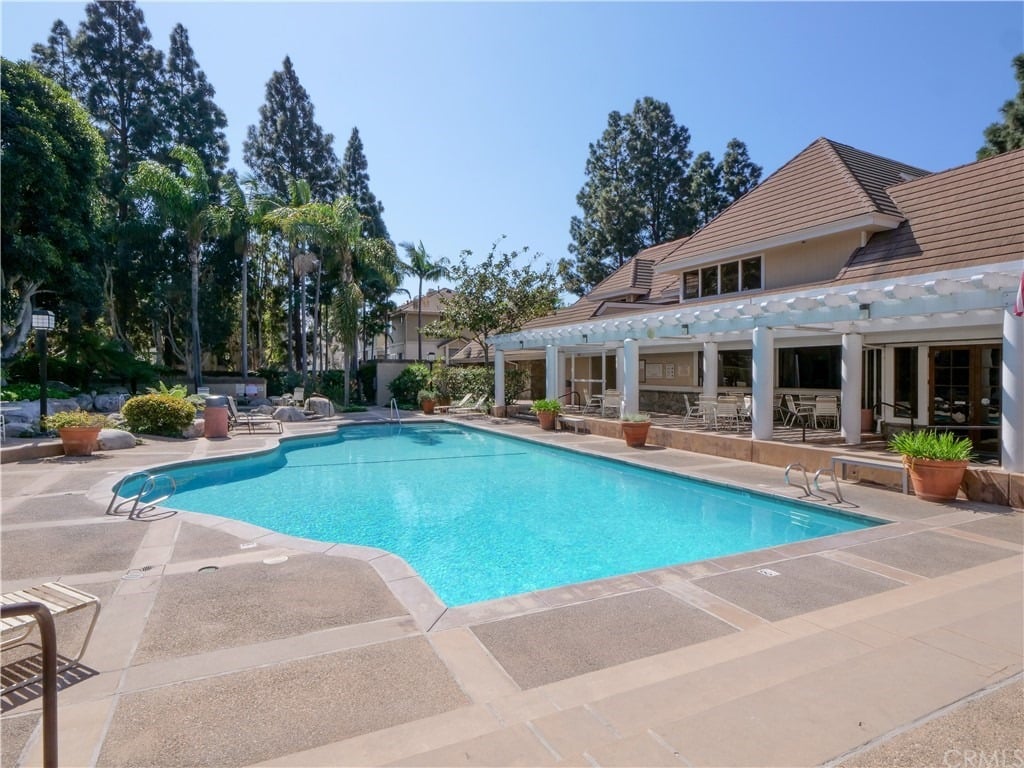2563 Plaza Del Amo #204