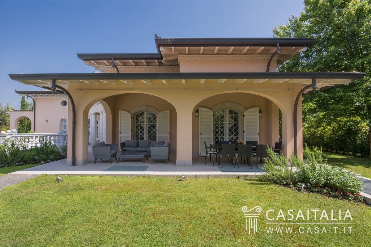 Luxurious Villa in Forte Dei Marmi