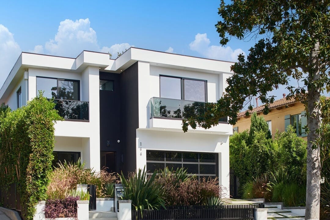 N Bowling Green Way, 90049