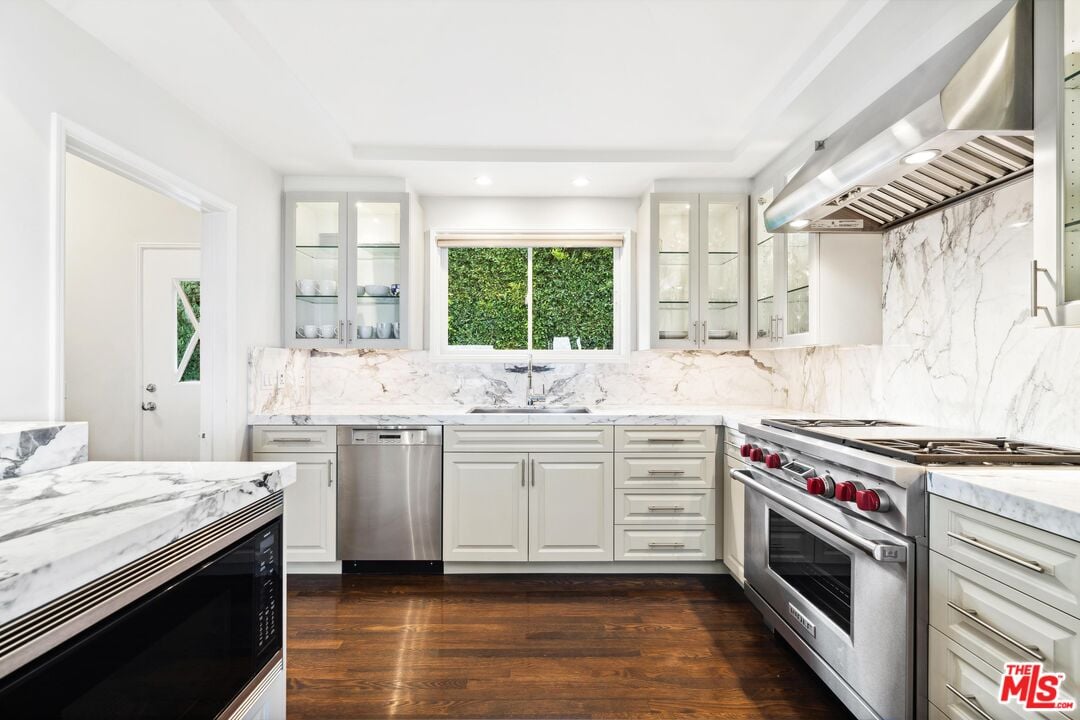 Sierra Mar Dr, 90069