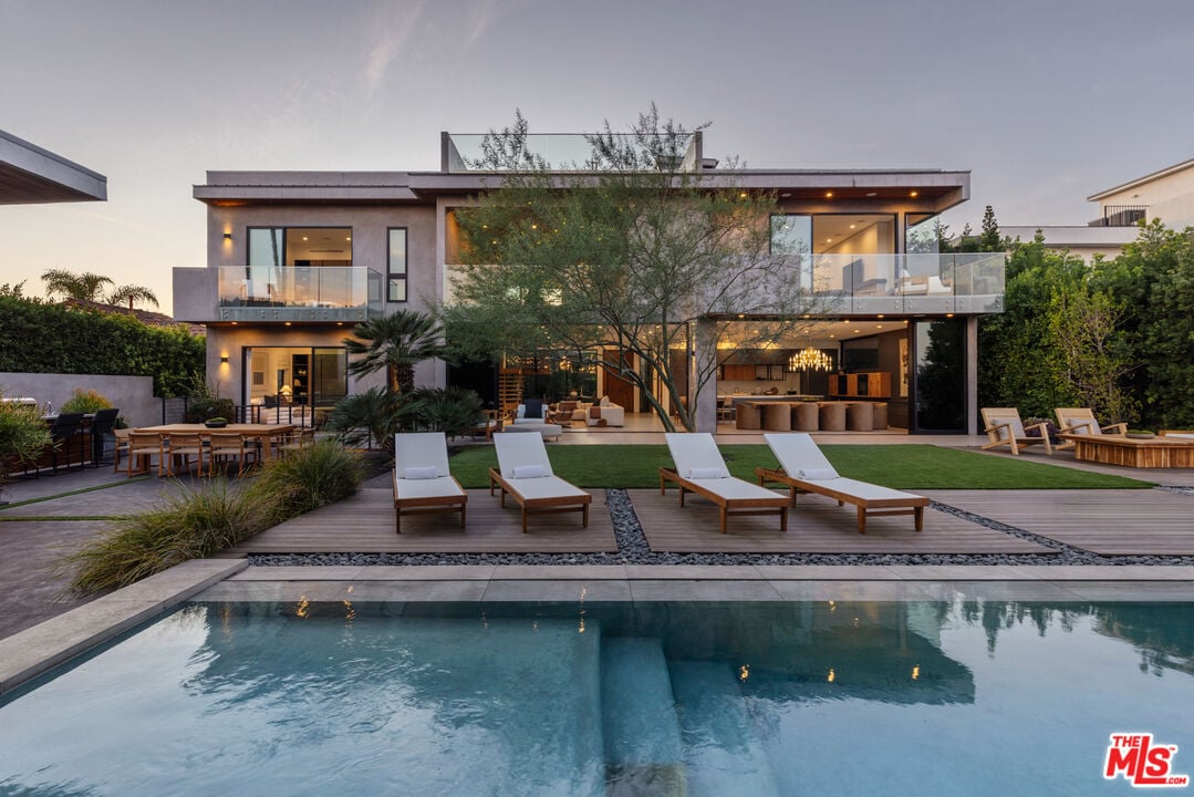 Aria Vista, Stradella Rd, 90077