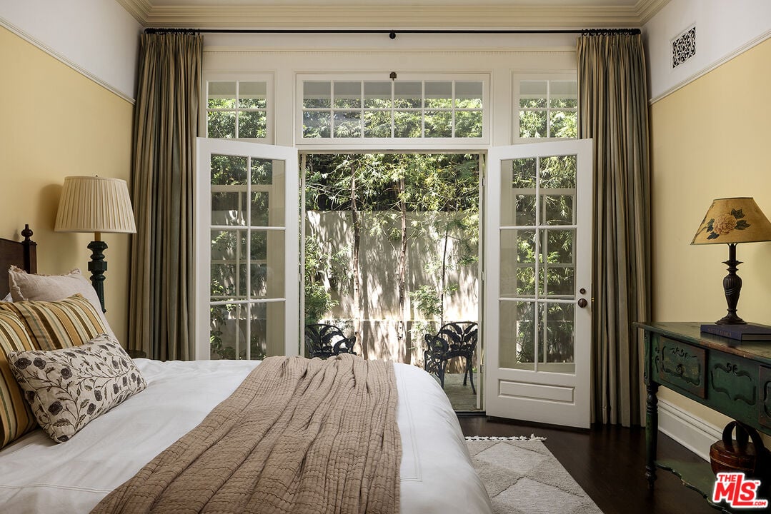 Mandeville Canyon Rd, 90049