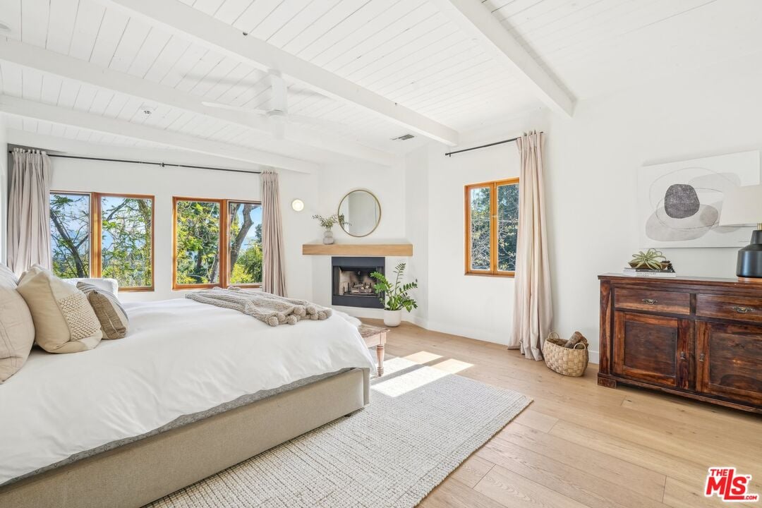 Sunset Crest Dr, 90046