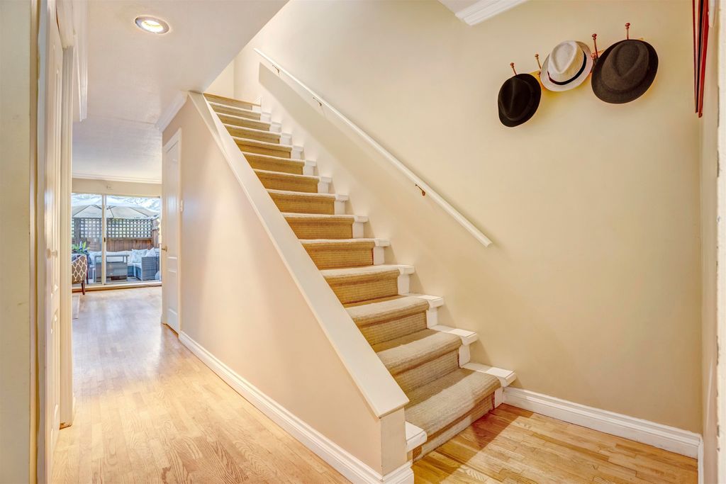 555 W 28th St, #104
