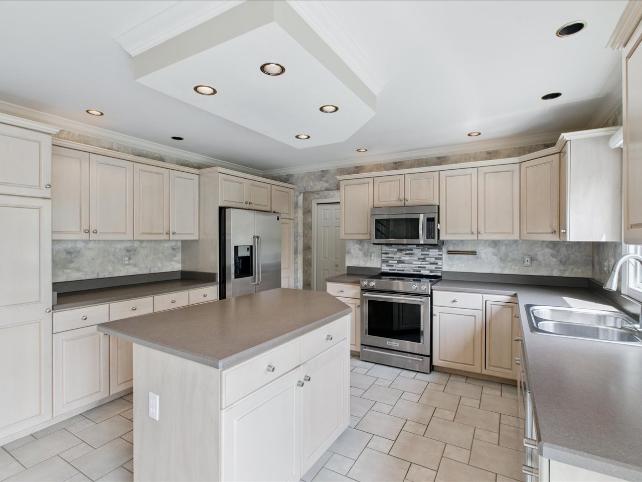 2849 Shorewood Blvd., Fort Gratiot, MI  48059