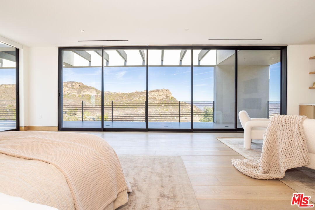 Mulholland Hwy, 90265