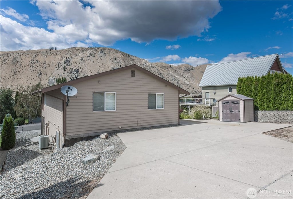 260 Lakefront Dr