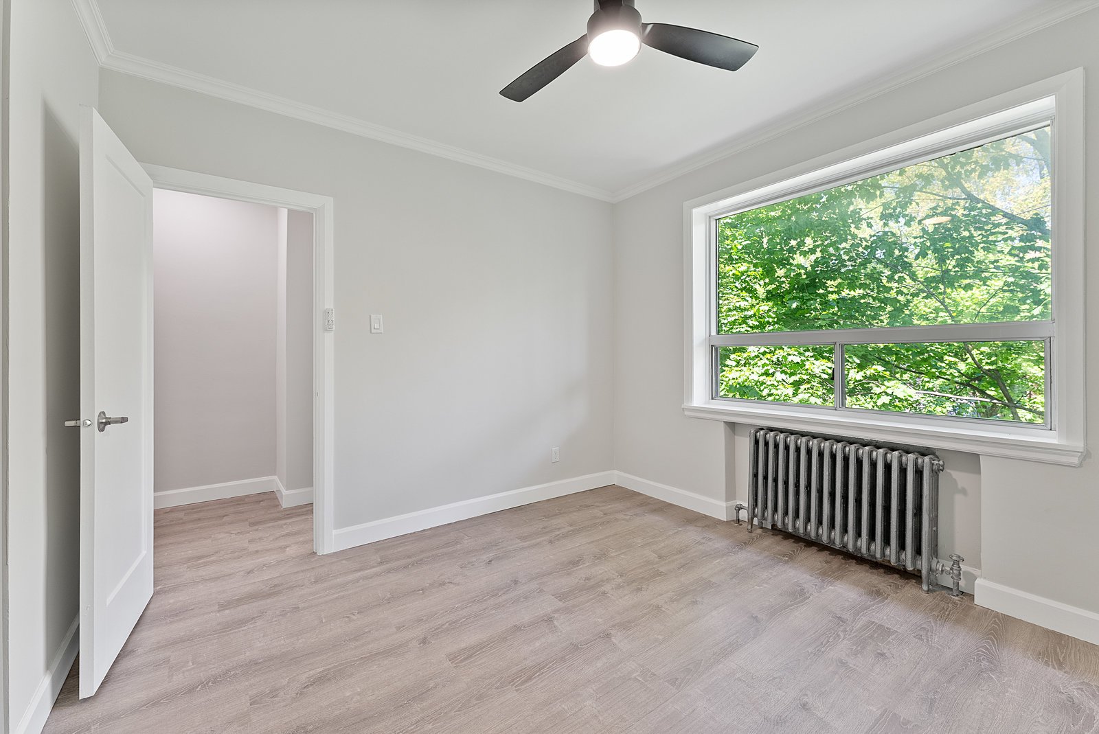 24 Shallmar Boulevard 311, Toronto C04 Unit: 311