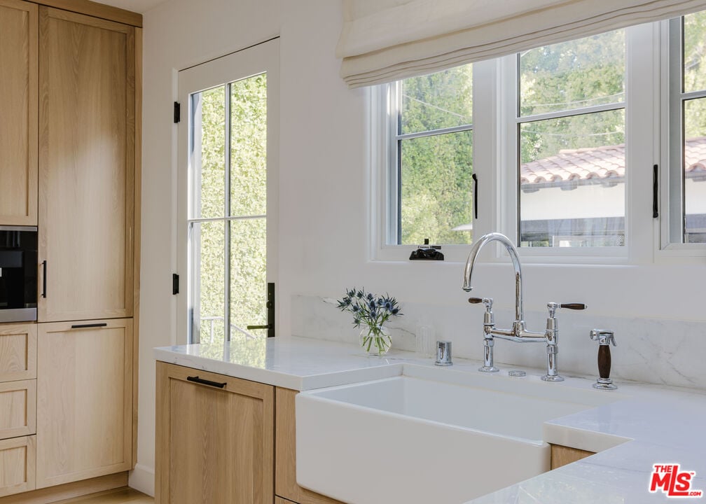 Solaris Pavilion, Westbourne Dr, 90048