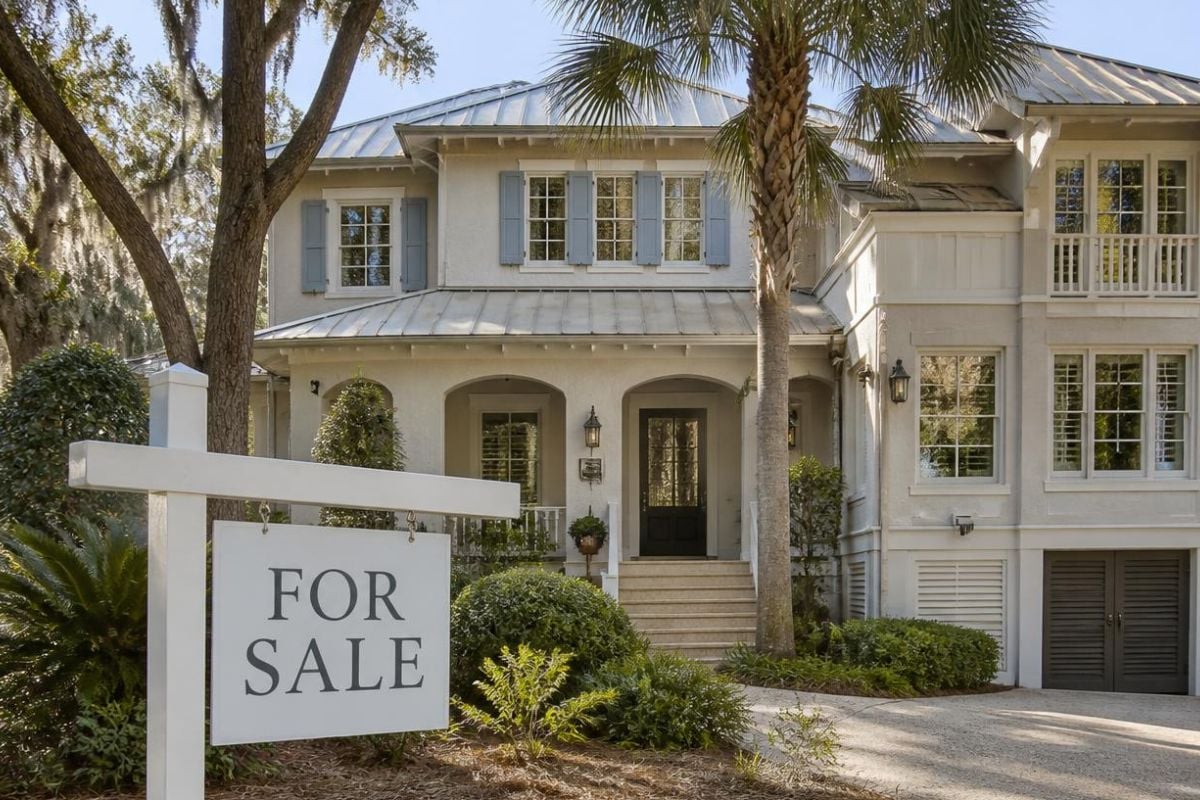 A home for sale, representing the dangers of overpricing your home