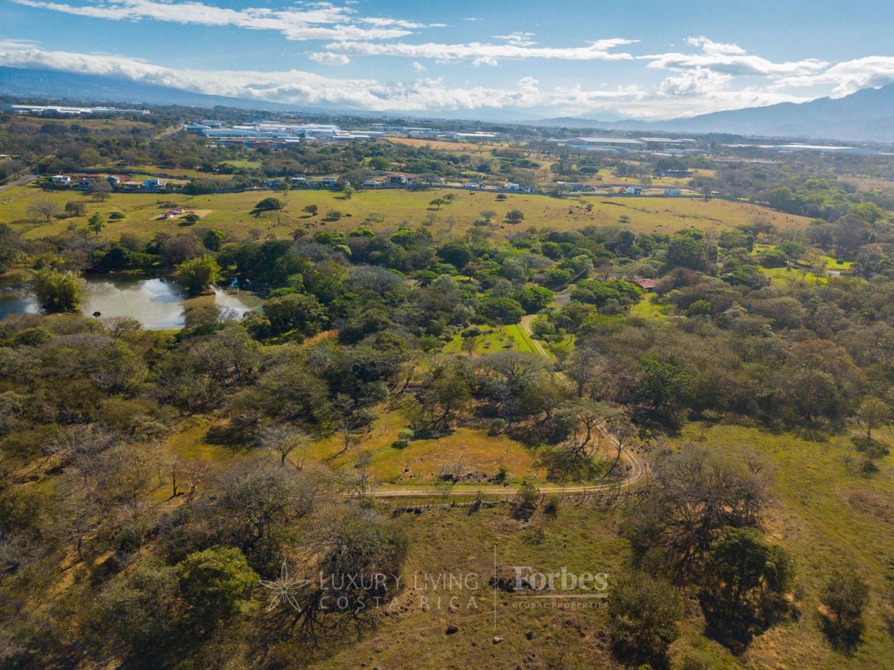 20440 - Balinese tropical style mansion on nice farm in La Garita