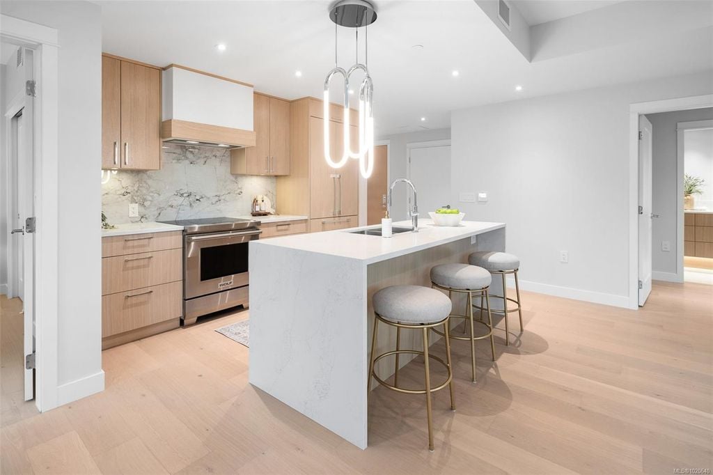 5229 Cordova Bay, #303