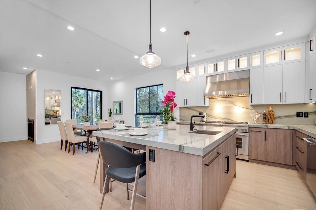 Canyon Lake Dr, 90068