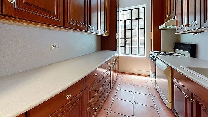 1 Christopher St APT 4B