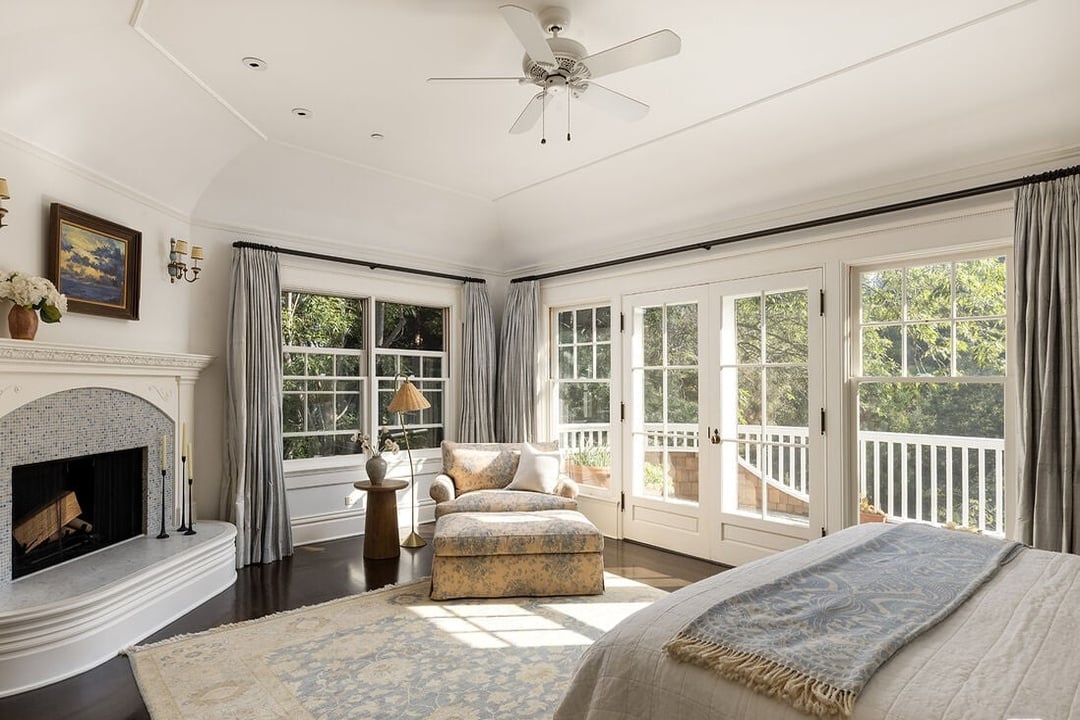 Mandeville Canyon Rd, 90049