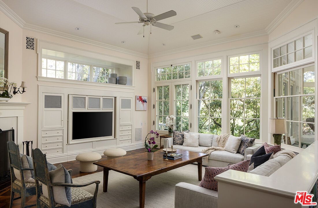 Mandeville Canyon Rd, 90049