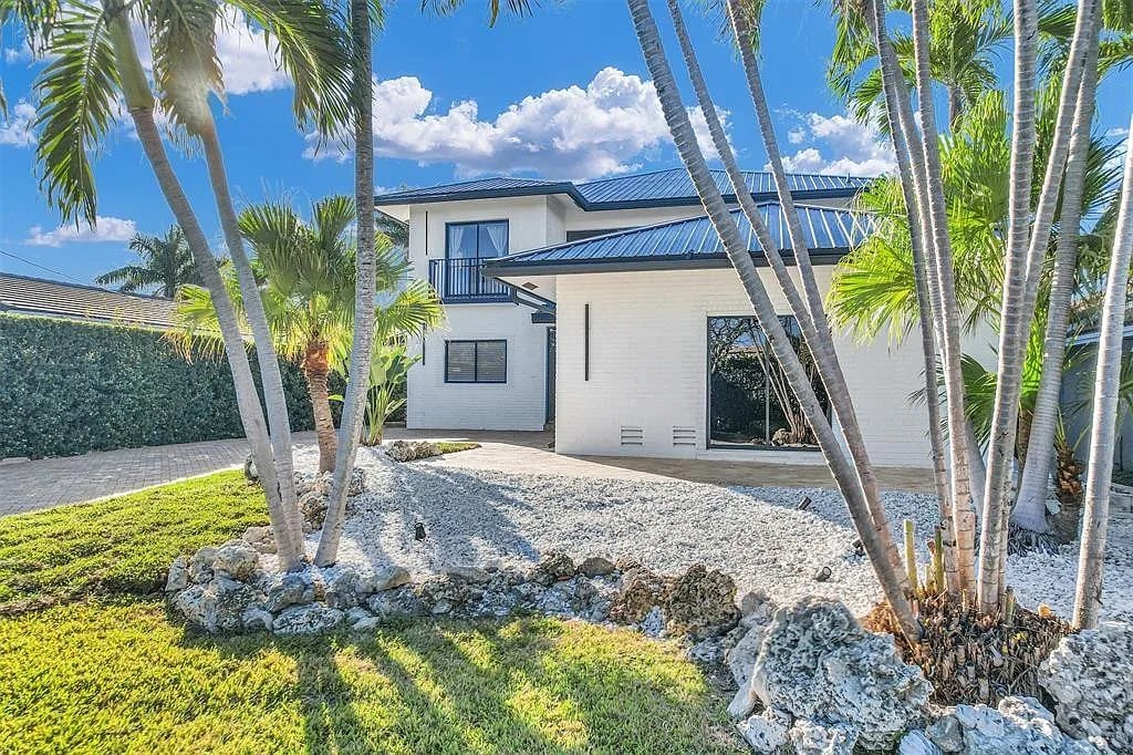319 S Riverside Dr