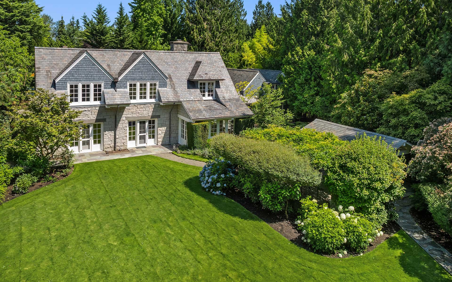 Sunny Hamptons Style in the Heart Of Medina