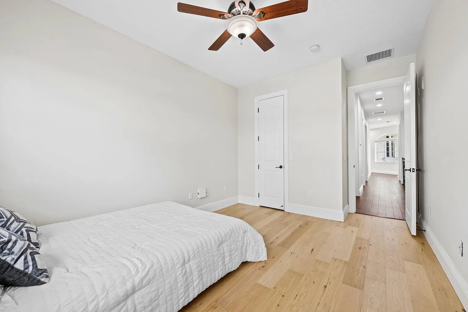 1261 NE 27th Wy