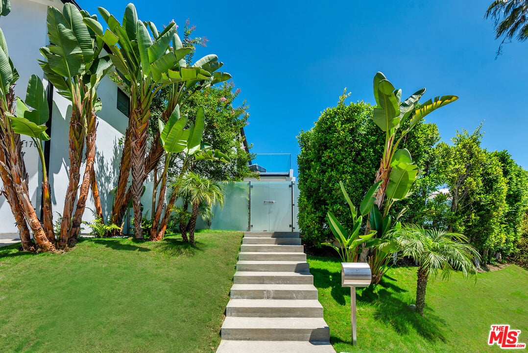 Mount Olympus Dr, 90046