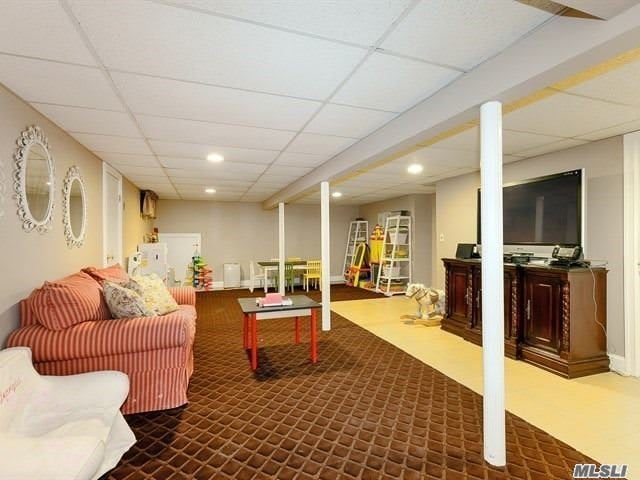 40 Stirrup Ln, Syosset