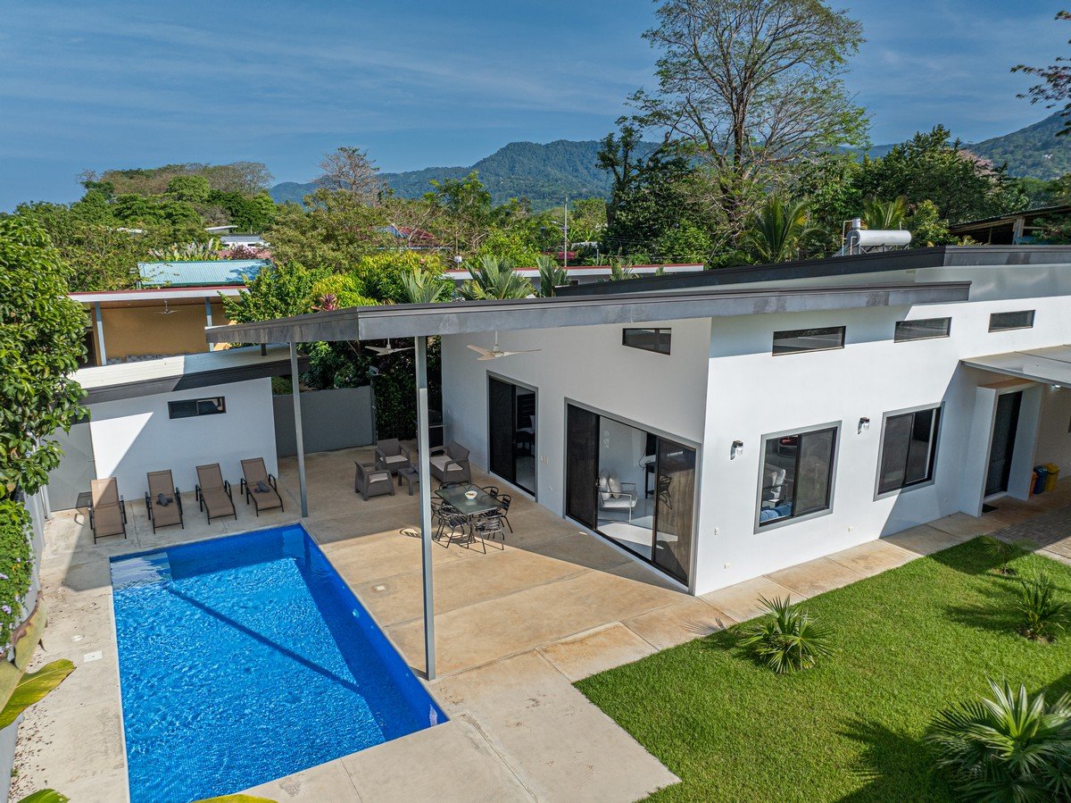 0.12 ACRES – 3 Bedrooms Newly Built Modern Home, With Pool & Privacy, Only 4min to the Beach!!!