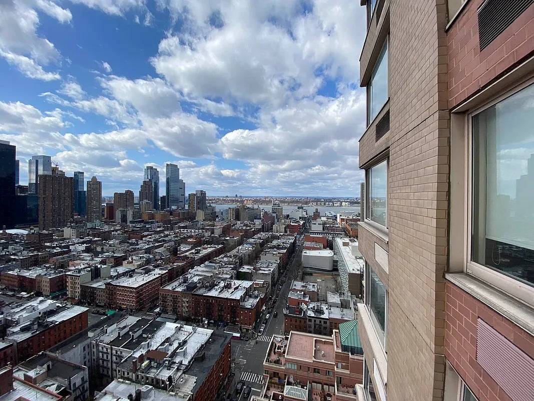 350 West 50th St #28D