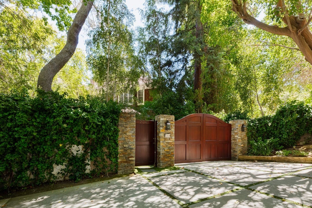 Mandeville Canyon Rd, 90049