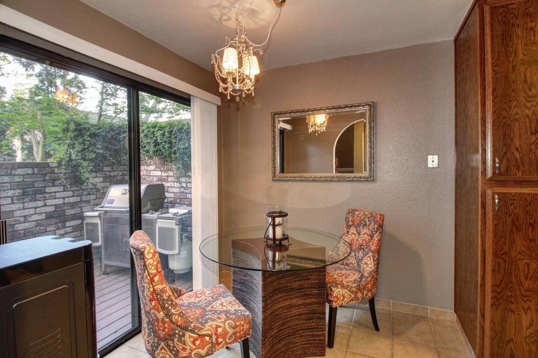 Gorgeous Condo in Popular Exeter Square!